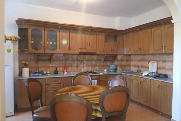 Shtepi ne shitje Apartament ne Vlore, 2+1, Mobilimi E mobiluar, Pagesa 165,000  Euro.