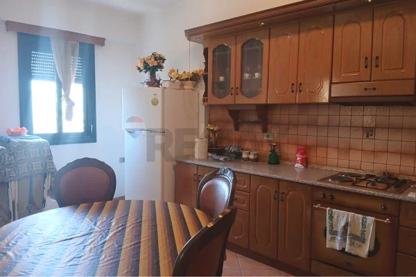 Shtepi ne shitje Apartament ne Vlore, 2+1, Mobilimi E mobiluar, Pagesa 165,000  Euro.
