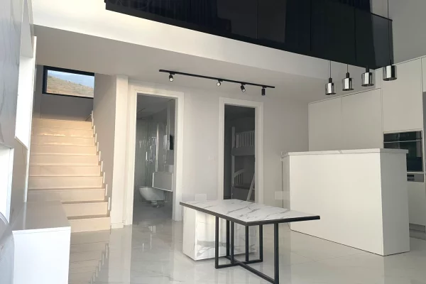 Shtepi ne shitje Duplex(shtepi me 2 kate) ne Vlore, 2+1, Mobilimi E mobiluar, Pagesa 294,000  Euro.