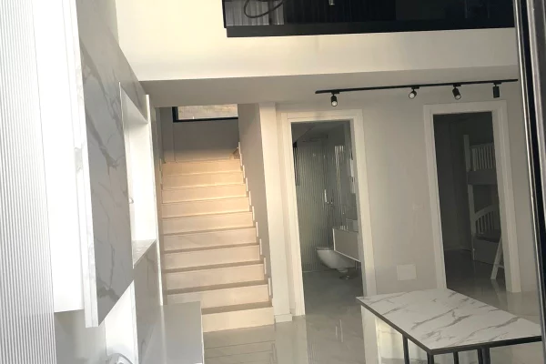 Shtepi ne shitje Duplex(shtepi me 2 kate) ne Vlore, 2+1, Mobilimi E mobiluar, Pagesa 294,000  Euro.