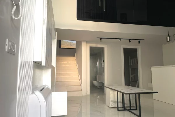 Shtepi ne shitje Duplex(shtepi me 2 kate) ne Vlore, 2+1, Mobilimi E mobiluar, Pagesa 294,000  Euro.