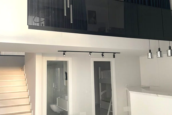 Shtepi ne shitje Duplex(shtepi me 2 kate) ne Vlore, 2+1, Mobilimi E mobiluar, Pagesa 294,000  Euro.