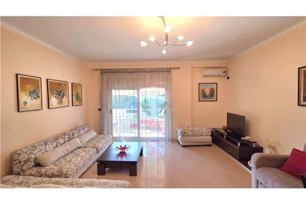 Shtepi ne shitje Apartament ne Vlore, 1+1, Mobilimi E mobiluar, Pagesa 157,000  Euro.
