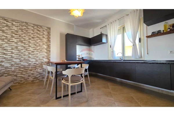Shtepi ne shitje Apartament ne Vlore, 2+1, Mobilimi E mobiluar, Pagesa 260,000  Euro.