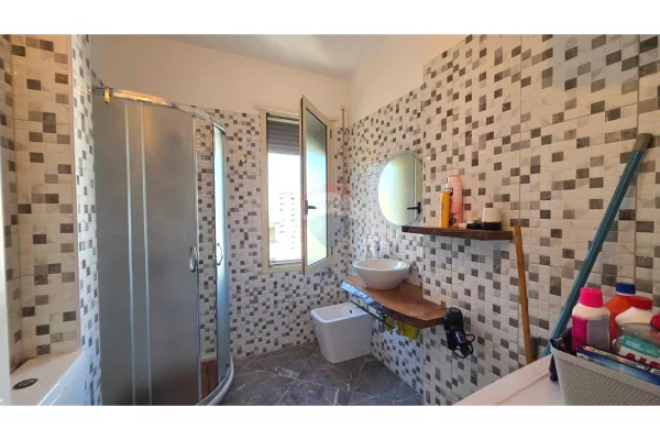Shtepi ne shitje Apartament ne Vlore, 2+1, Mobilimi E mobiluar, Pagesa 260,000  Euro.