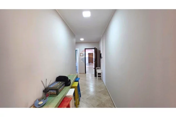 Shtepi ne shitje Apartament ne Vlore, 2+1, Mobilimi E mobiluar, Pagesa 260,000  Euro.