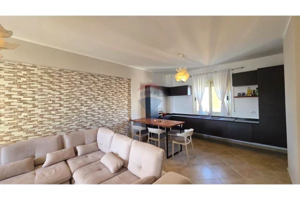 Shtepi ne shitje Apartament ne Vlore, 2+1, Mobilimi E mobiluar, Pagesa 260,000  Euro.