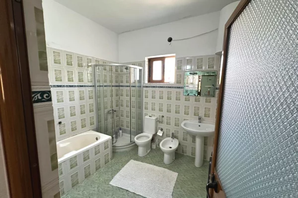 Shtepi ne shitje Shtepi Private ne Vlore, 4+1, Mobilimi E mobiluar, Pagesa 180,000  Euro.