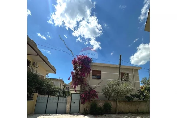 Shtepi ne shitje Shtepi Private ne Vlore, 4+1, Mobilimi E mobiluar, Pagesa 180,000  Euro.