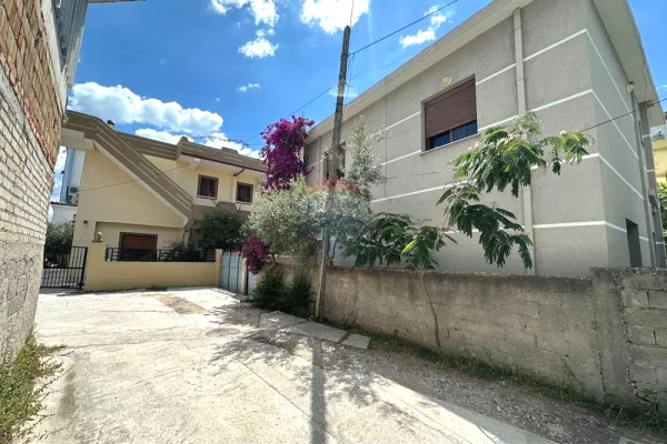 Shtepi ne shitje Shtepi Private ne Vlore, 4+1, Mobilimi E mobiluar, Pagesa 180,000  Euro.