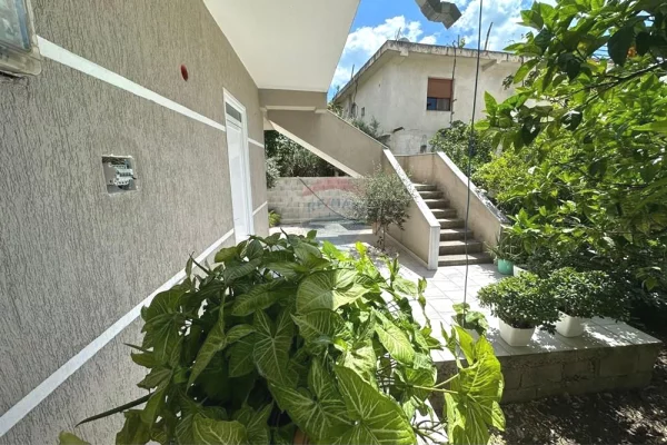 Shtepi ne shitje Shtepi Private ne Vlore, 4+1, Mobilimi E mobiluar, Pagesa 180,000  Euro.