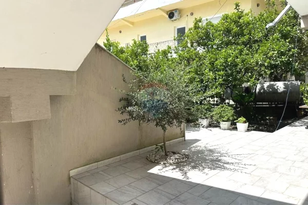 Shtepi ne shitje Shtepi Private ne Vlore, 4+1, Mobilimi E mobiluar, Pagesa 180,000  Euro.