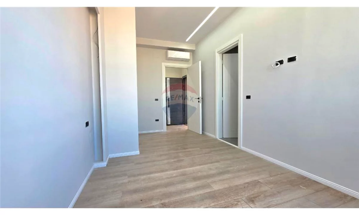Shtepi ne shitje Penthose(kati i fundit panoramik) ne Vlore, 3+1, Mobilimi E mobiluar, Pagesa 350,000  Euro.