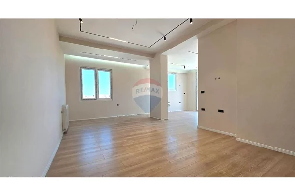 Shtepi ne shitje Penthose(kati i fundit panoramik) ne Vlore, 3+1, Mobilimi E mobiluar, Pagesa 350,000  Euro.