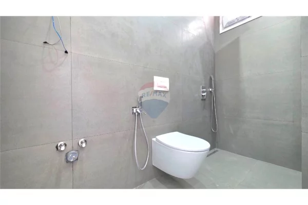 Shtepi ne shitje Penthose(kati i fundit panoramik) ne Vlore, 3+1, Mobilimi E mobiluar, Pagesa 350,000  Euro.