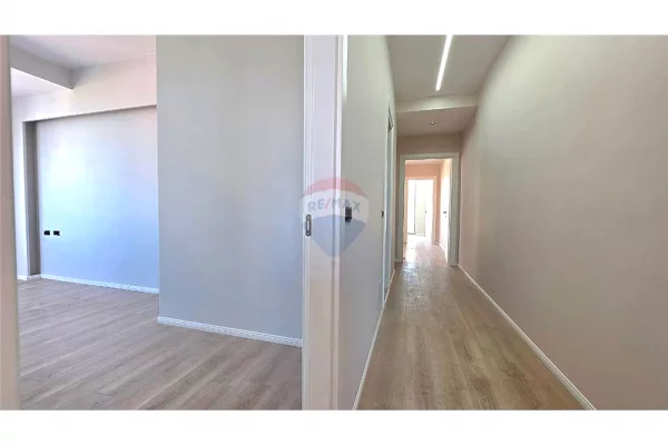 Shtepi ne shitje Penthose(kati i fundit panoramik) ne Vlore, 3+1, Mobilimi E mobiluar, Pagesa 350,000  Euro.