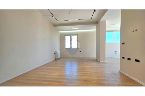 Shtepi ne shitje Penthose(kati i fundit panoramik) ne Vlore, 3+1, Mobilimi E mobiluar, Pagesa 350,000  Euro.