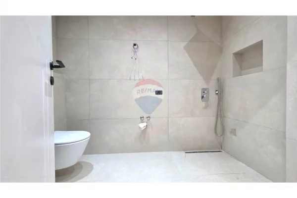 Shtepi ne shitje Penthose(kati i fundit panoramik) ne Vlore, 3+1, Mobilimi E mobiluar, Pagesa 350,000  Euro.