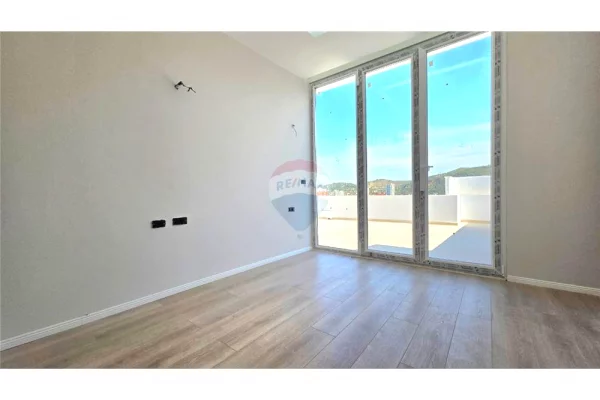 Shtepi ne shitje Penthose(kati i fundit panoramik) ne Vlore, 3+1, Mobilimi E mobiluar, Pagesa 350,000  Euro.