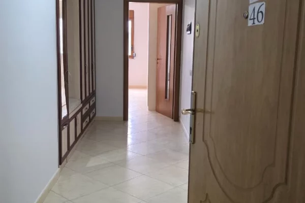 APARTAMENT 1+1 NË SHITJE – BULEVARDI KRYESOR, VLORË