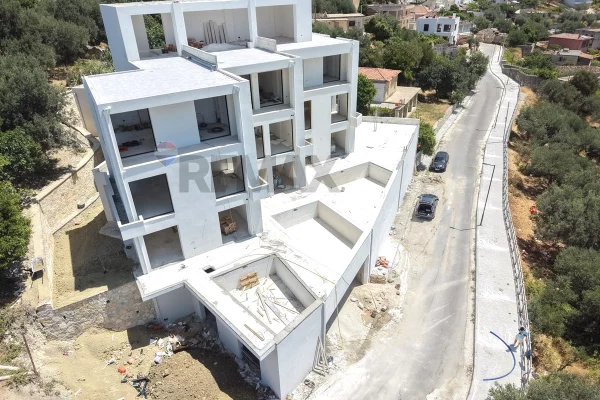Shtepi ne shitje Apartament ne Vlore, 2+1, Mobilimi Bosh, pa mobiluar, Pagesa 163,990  Euro.
