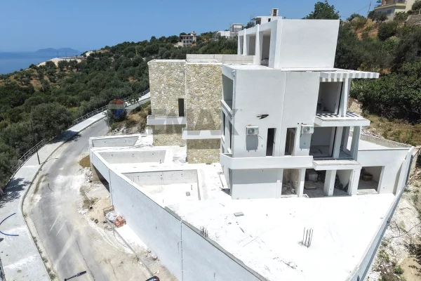 Shtepi ne shitje Apartament ne Vlore, 2+1, Mobilimi Bosh, pa mobiluar, Pagesa 163,990  Euro.