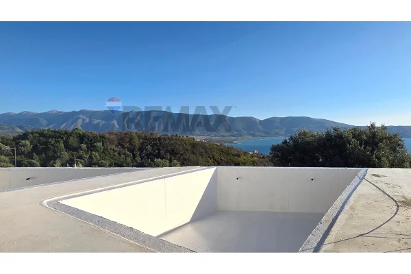 Shtepi ne shitje Apartament ne Vlore, 2+1, Mobilimi Bosh, pa mobiluar, Pagesa 163,990  Euro.
