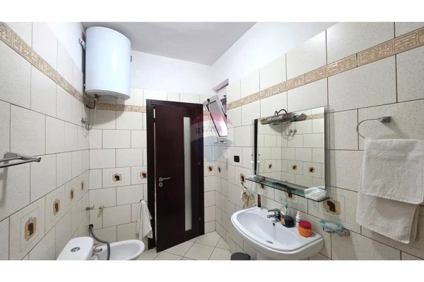 Shtepi ne shitje Apartament ne Vlore, 3+1, Mobilimi E mobiluar, Pagesa 185,000  Euro.