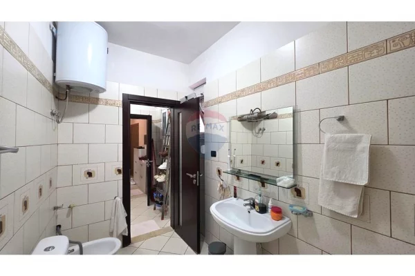 Shtepi ne shitje Apartament ne Vlore, 3+1, Mobilimi E mobiluar, Pagesa 185,000  Euro.