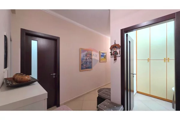 Shtepi ne shitje Apartament ne Vlore, 3+1, Mobilimi E mobiluar, Pagesa 185,000  Euro.