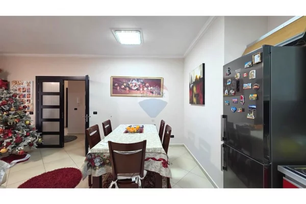 Shtepi ne shitje Apartament ne Vlore, 3+1, Mobilimi E mobiluar, Pagesa 185,000  Euro.