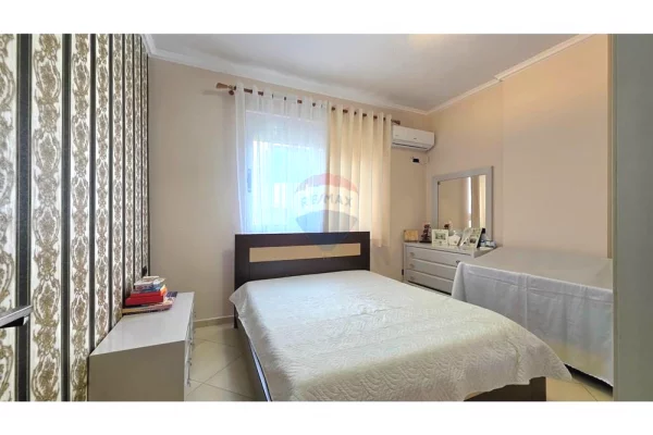 Shtepi ne shitje Apartament ne Vlore, 3+1, Mobilimi E mobiluar, Pagesa 185,000  Euro.
