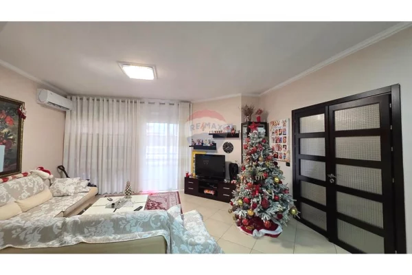 Shtepi ne shitje Apartament ne Vlore, 3+1, Mobilimi E mobiluar, Pagesa 185,000  Euro.