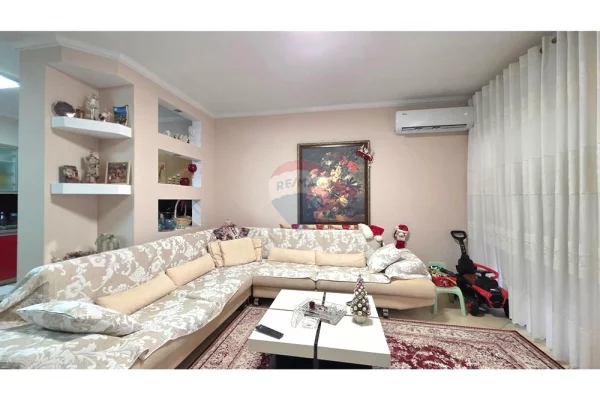 Shtepi ne shitje Apartament ne Vlore, 3+1, Mobilimi E mobiluar, Pagesa 185,000  Euro.