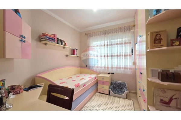 Shtepi ne shitje Apartament ne Vlore, 3+1, Mobilimi E mobiluar, Pagesa 185,000  Euro.