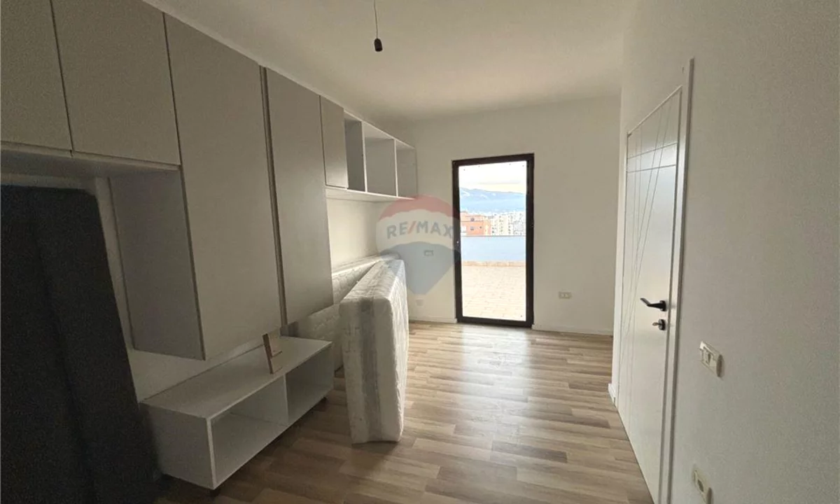 Shtepi ne shitje Papafingo(kati i catise) ne Vlore, 2+1, Mobilimi Pjeserisht e mobiluar, Pagesa 190,000  Euro.