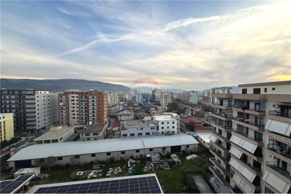 Shtepi ne shitje Papafingo(kati i catise) ne Vlore, 2+1, Mobilimi Pjeserisht e mobiluar, Pagesa 190,000  Euro.