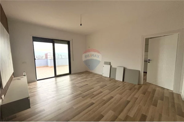 Shtepi ne shitje Papafingo(kati i catise) ne Vlore, 2+1, Mobilimi Pjeserisht e mobiluar, Pagesa 190,000  Euro.
