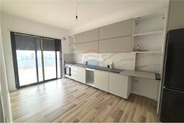 Shtepi ne shitje Papafingo(kati i catise) ne Vlore, 2+1, Mobilimi Pjeserisht e mobiluar, Pagesa 190,000  Euro.