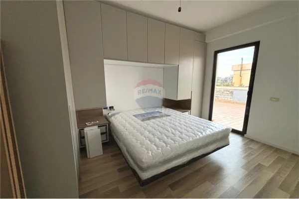 Shtepi ne shitje Papafingo(kati i catise) ne Vlore, 2+1, Mobilimi Pjeserisht e mobiluar, Pagesa 190,000  Euro.