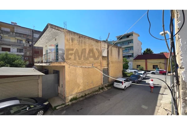 Shtepi ne shitje Duplex(shtepi me 2 kate) ne Vlore, 2+1, Mobilimi Pjeserisht e mobiluar, Pagesa 230,000  Euro.