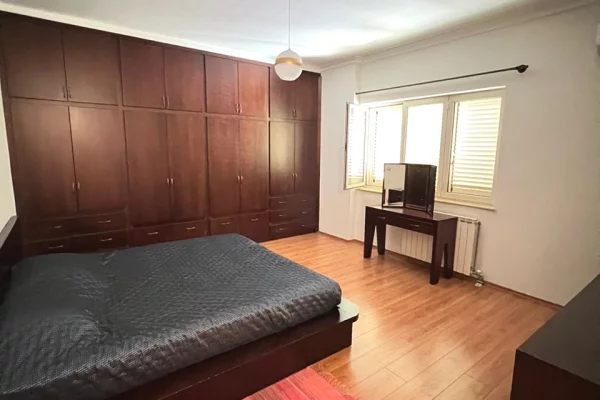 Shtepi me qera Apartament ne Tirane, 2+1, Mobilimi E mobiluar, Pagesa 1,500  Euro.