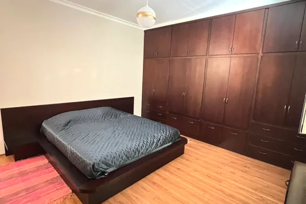 Shtepi me qera Apartament ne Tirane, 2+1, Mobilimi E mobiluar, Pagesa 1,500  Euro.