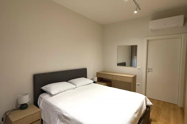 Shtepi me qera Apartament ne Tirane, 2+1, Mobilimi E mobiluar, Pagesa 1,200  Euro.