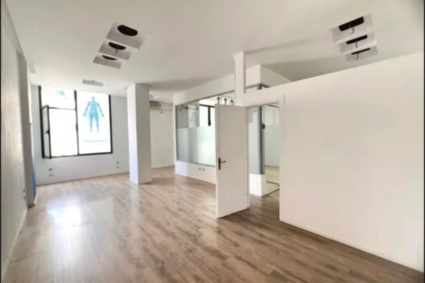 Ambient biznesi me qera 3+1 ne Tirane - 75,000 Leke