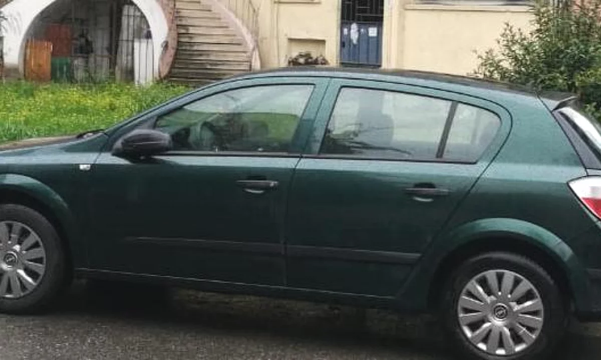 Makina ne shitje ne Tirane, Opel, 2004 gasoline-gas,Kambio Automatik Pagesa 250,000  Leke.