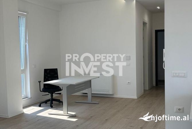 Ambiente Commerciale in Affitto 3+1 a Tirana - 1,550 Euro