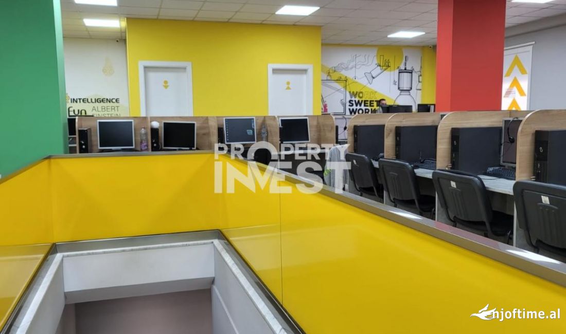 AMBIENT ZYRE ME QERA, QENDER.