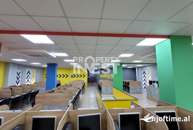 Ambiente Commerciale in Affitto 3+1 a Tirana - 7,000 Euro
