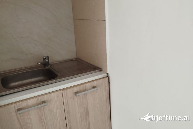Shtepi me qera Apartament ne Tirane, Garsoniere, Mobilimi E mobiluar, Pagesa 250  Euro.